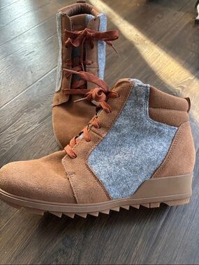 Sorel Evie Ankle Boots. Size 11.